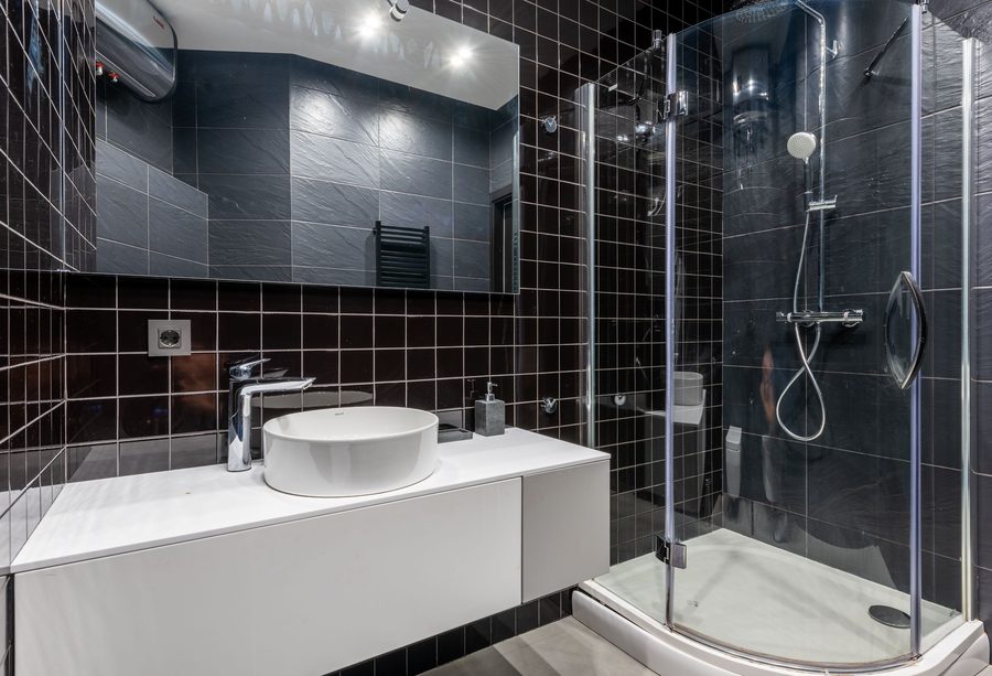 Bagni completi: Pavimento e rivestimento nello stesso cantiere, con scarichi e pendenze decisi prima...